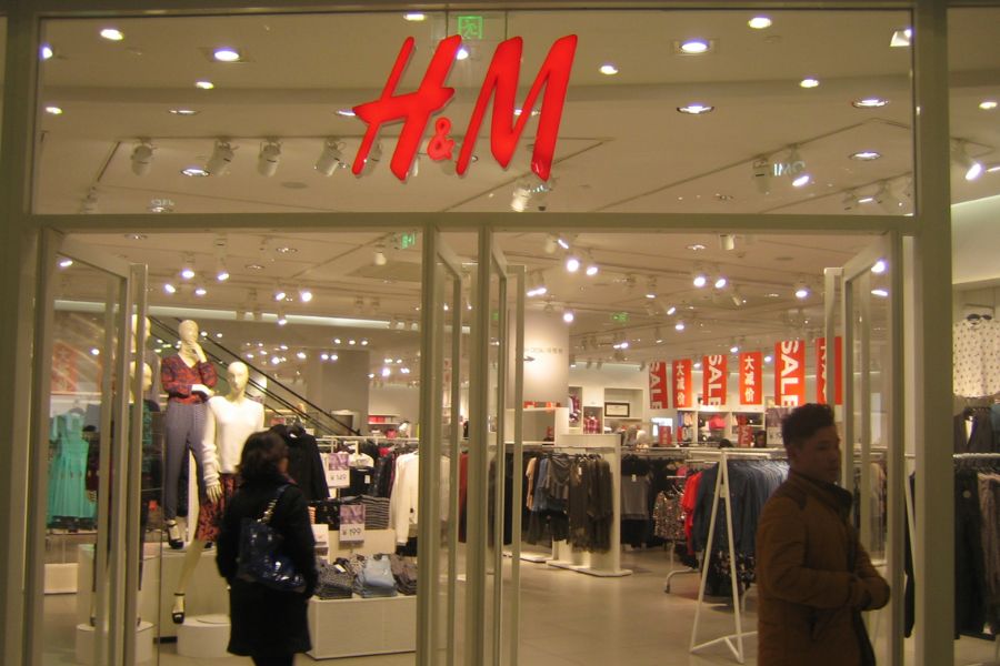 One of H&Ms locations full of shoppers buying the popular and trendy fast fashion styles. (photo via Wikimedia Commons under the creative commons license)