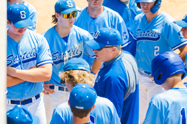 Coach Nemanich talking to players Jake Gruebele, Tyler Hemmesch, Will Brinkerhoff and the rest of the team (Photo used with permission from Angie Heckman)